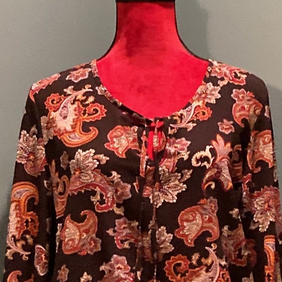 Beautiful Black and Red Print Top Size Medium - Picture 2 of 10